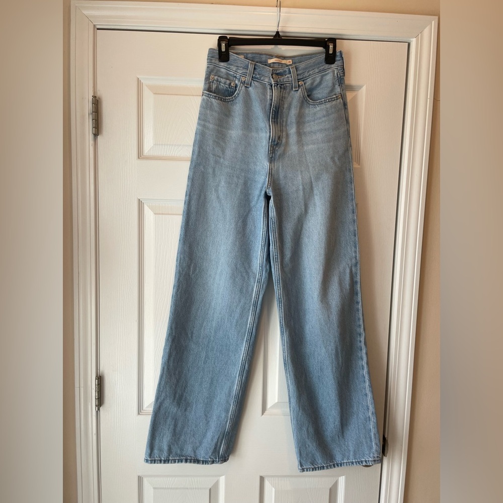Levi’s high waisted loose fit jeans. Size 26